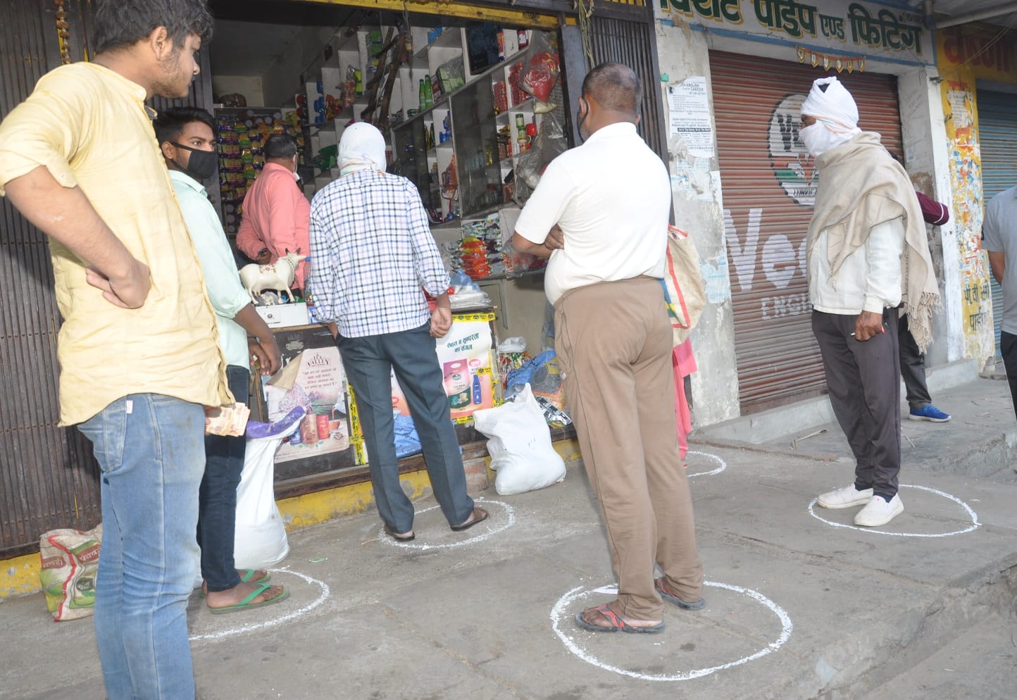शामली  में लॉकडाउन से  परचून की दुकान में फासला लेकर खडे ग्राहक