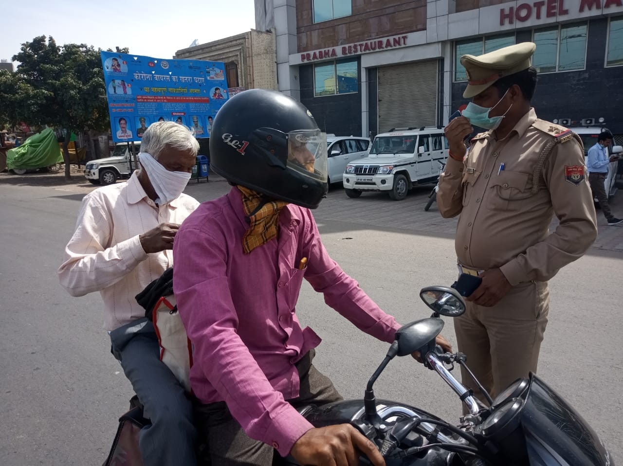 शहर में गुजरते राहगीरों को समझाती पुलिस- संवाद