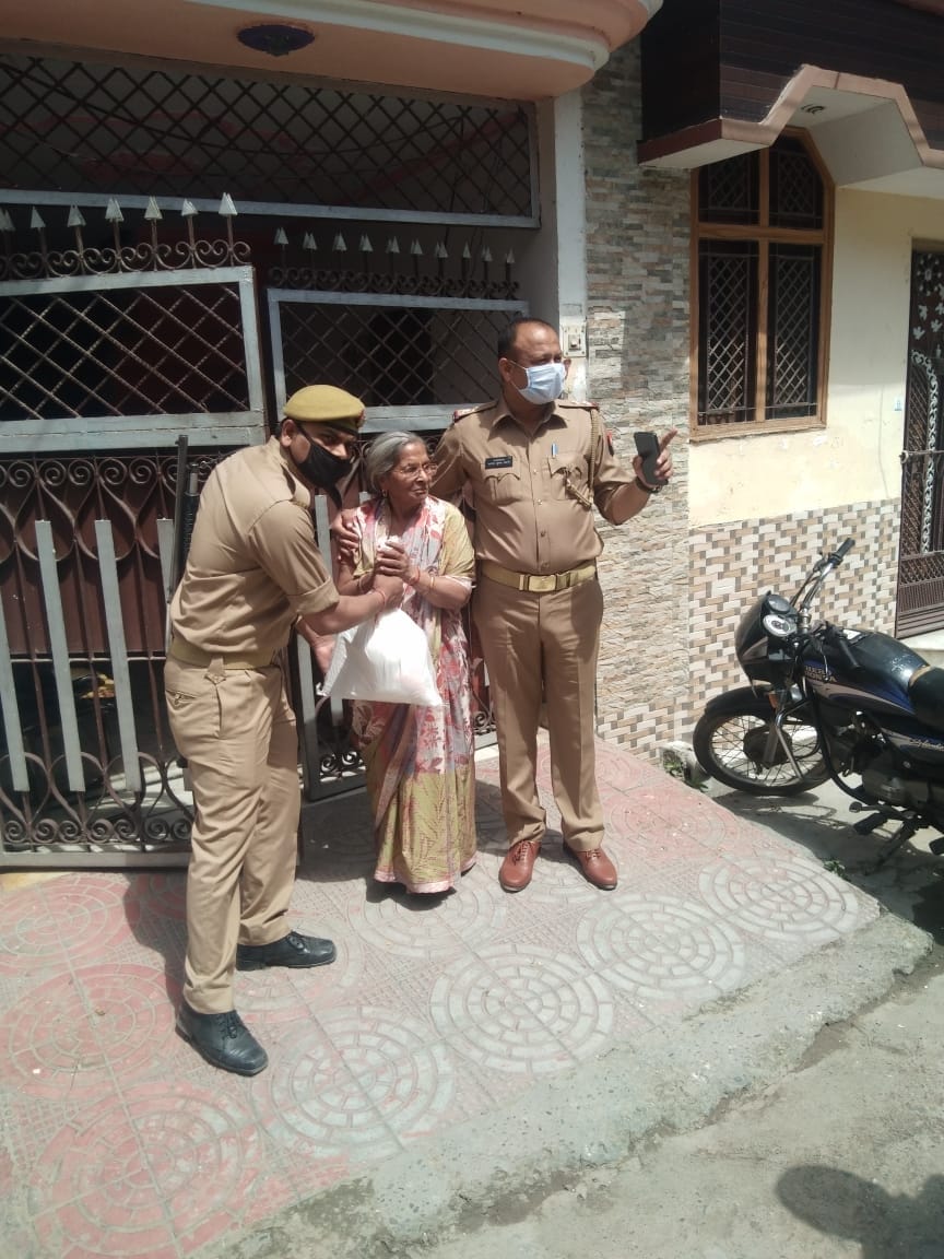 राघवपुरम निवासी वृद्धा को राशन देने पहुंची थाना मंडी पुलिस। राघवपुरम निवासी वृद्धा को राशन देने पहुंची थाना मंडी पुलिस।