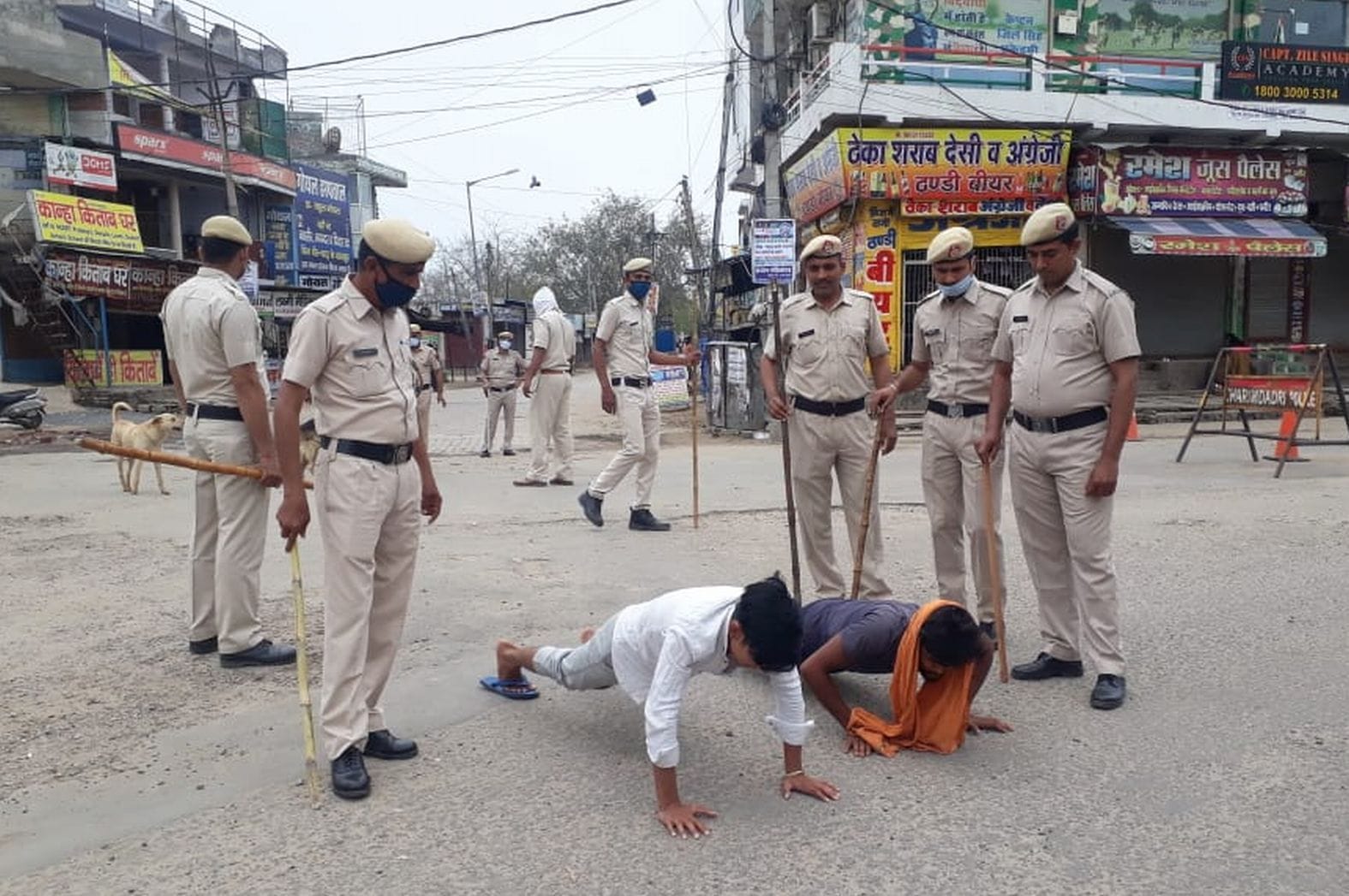 युवकों को पुशप करवते पुलिस कर्मचारी । युवकों को पुशप करवते पुलिस कर्मचारी ।