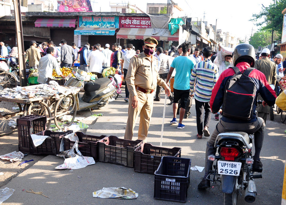 सहारनपुर में लॉकडाउन के चलते खरीदारी करने वाहनो पर आये लोगो को रोकती पुलिस कर्मी सहारनपुर में लॉकडाउन के चलते खरीदारी करने वाहनो पर आये लोगो को रोकती पुलिस कर्मी