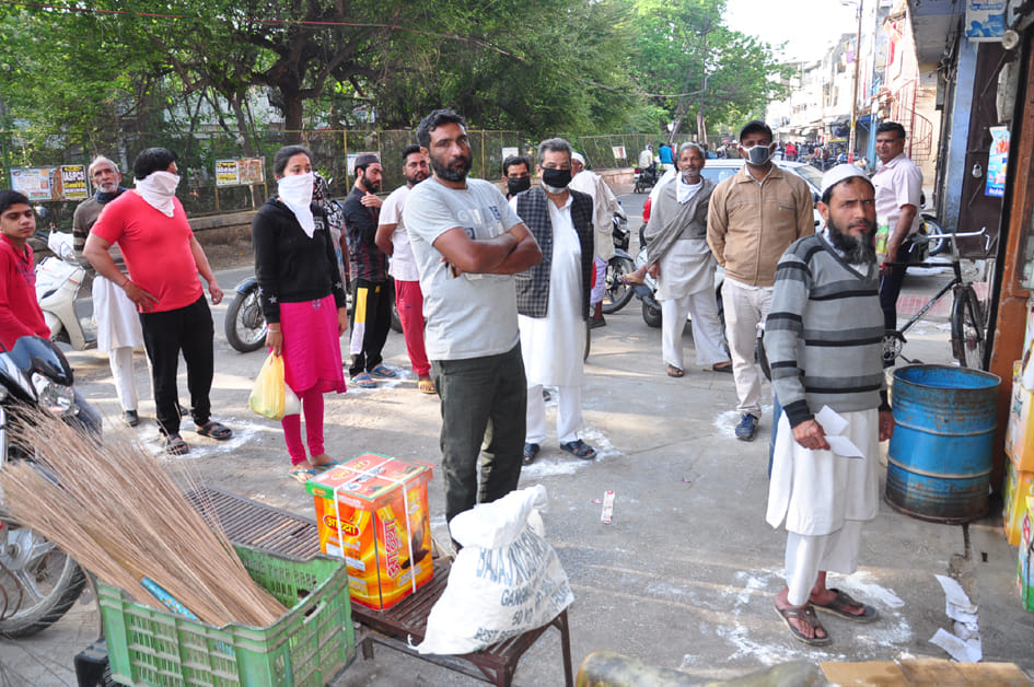 सहारनपुर में लॉकडाउन के चलते सामाजिक दूरी के बीच राशन खरीदते लोग सहारनपुर में लॉकडाउन के चलते सामाजिक दूरी के बीच राशन खरीदते लोग