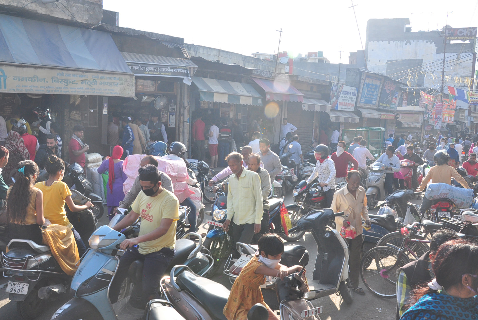 सहारनपुर में लॉकडाउन के चलते खरीदारी करने के लिये वाहनो पर उमड़ी भीड़ सहारनपुर में लॉकडाउन के चलते खरीदारी करने के लिये वाहनो पर उमड़ी भीड़