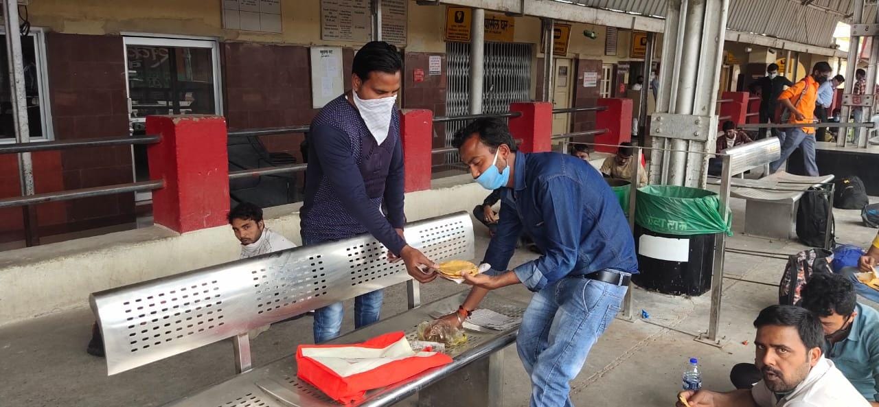उरई रेलवे स्टेशन पर पर बाहर से आए यात्रियों को भोजन कराते समाजसेवी उरई रेलवे स्टेशन पर पर बाहर से आए यात्रियों को भोजन कराते समाजसेवी