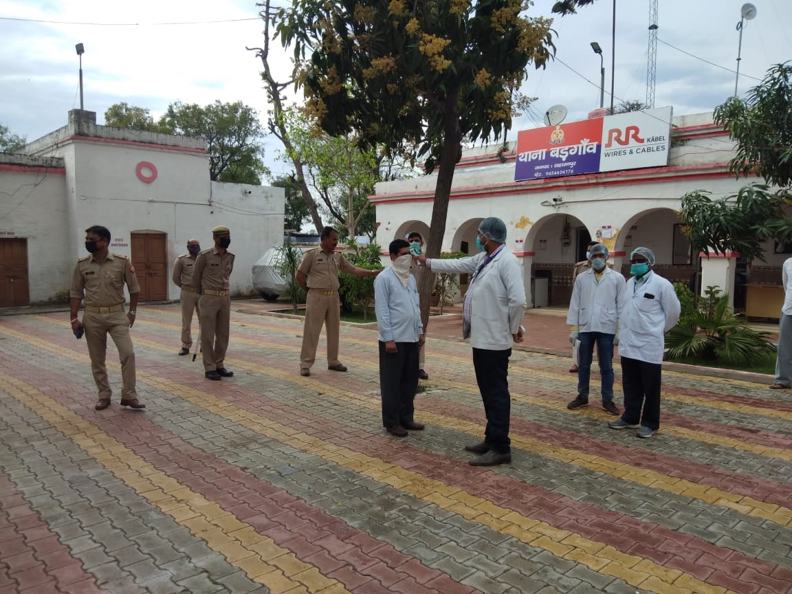 बड़गांव थाने में पुलिसकर्मियों की जांच करती स्वास्थ्य टीम बड़गांव थाने में पुलिसकर्मियों की जांच करती स्वास्थ्य टीम