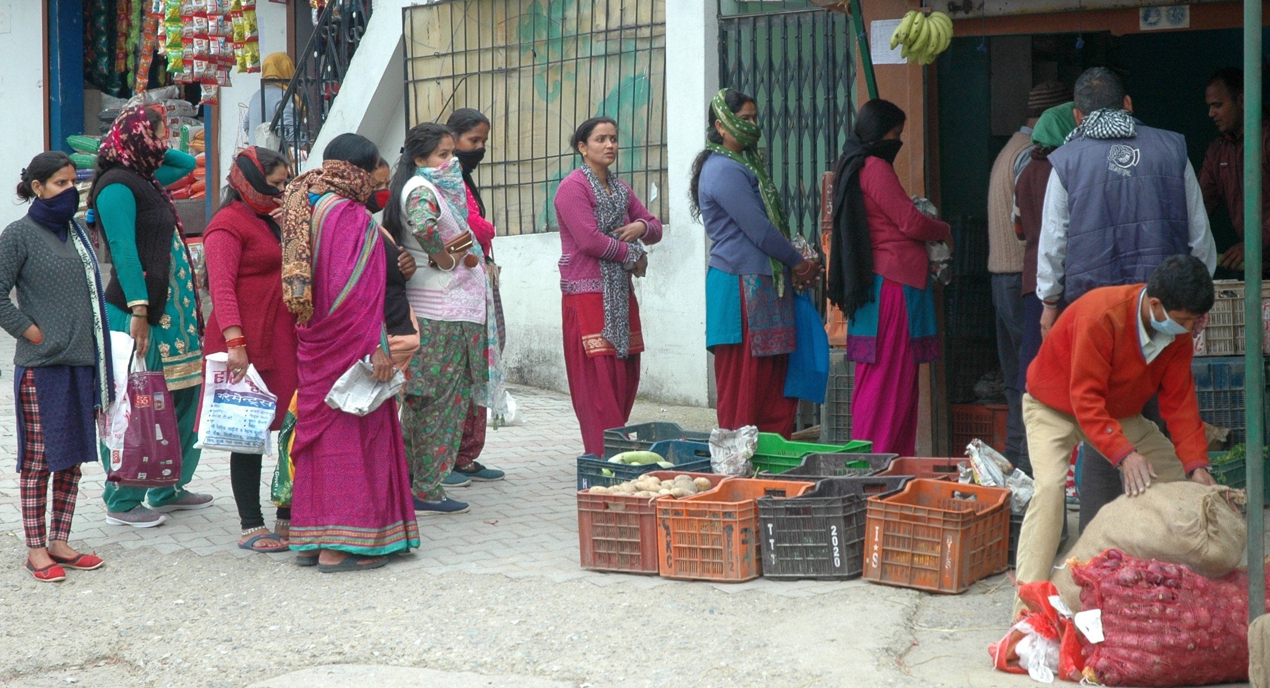पिथौरागढ़ में राशन और सब्जी खरीदने के लिए कतार में खड़ी महिलाएं।  संवाद