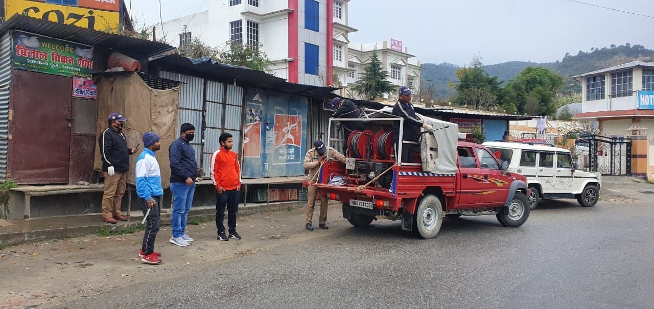 चंपावत मुख्य बाजार में सेनेलाइज का कार्य करते पालिका और पुलिसकर्मी। चंपावत मुख्य बाजार में सेनेलाइज का कार्य करते पालिका और पुलिसकर्मी।