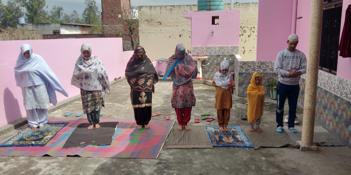 सहारनपुर: नांगल के गांव सोहनचीडा में जूमे की नमाज घर पर अदा करते मोहम्मद इकबाल के परिजन सहारनपुर: नांगल के गांव सोहनचीडा में जूमे की नमाज घर पर अदा करते मोहम्मद इकबाल के परिजन