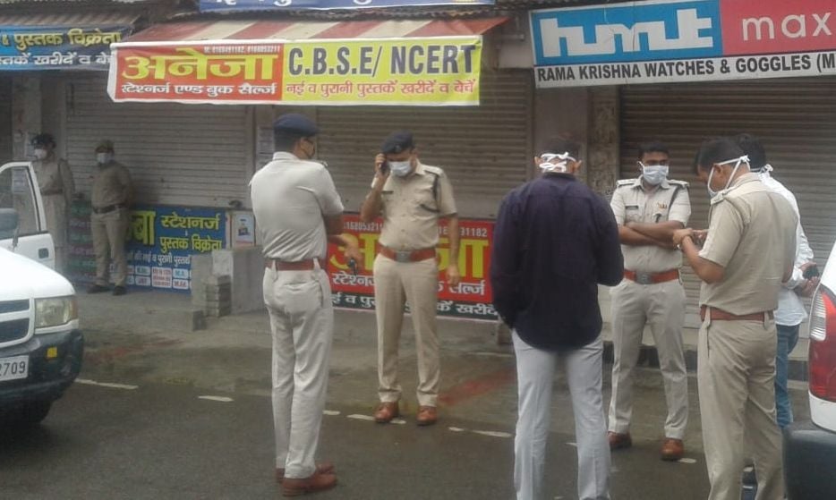 गीता भवन चौक के पास पुलिस कर्मियों से बातचीत करते डीएसपी डा.रवींद्र कुमार। गीता भवन चौक के पास पुलिस कर्मियों से बातचीत करते डीएसपी डा.रवींद्र कुमार।