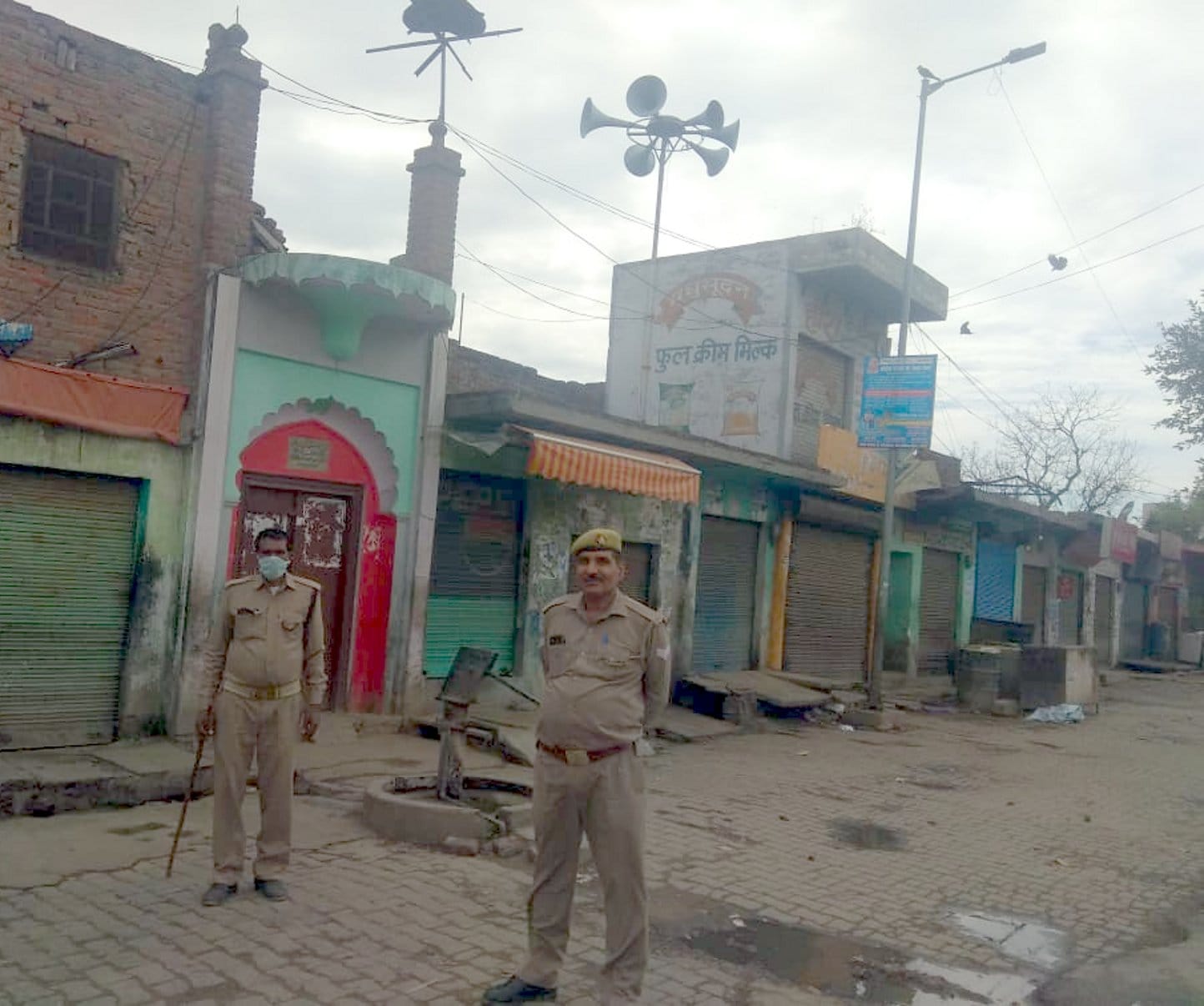 कांधला में मस्जिद के बाहर लगा तैनात पुलिसकर्मी कांधला में मस्जिद के बाहर लगा तैनात पुलिसकर्मी