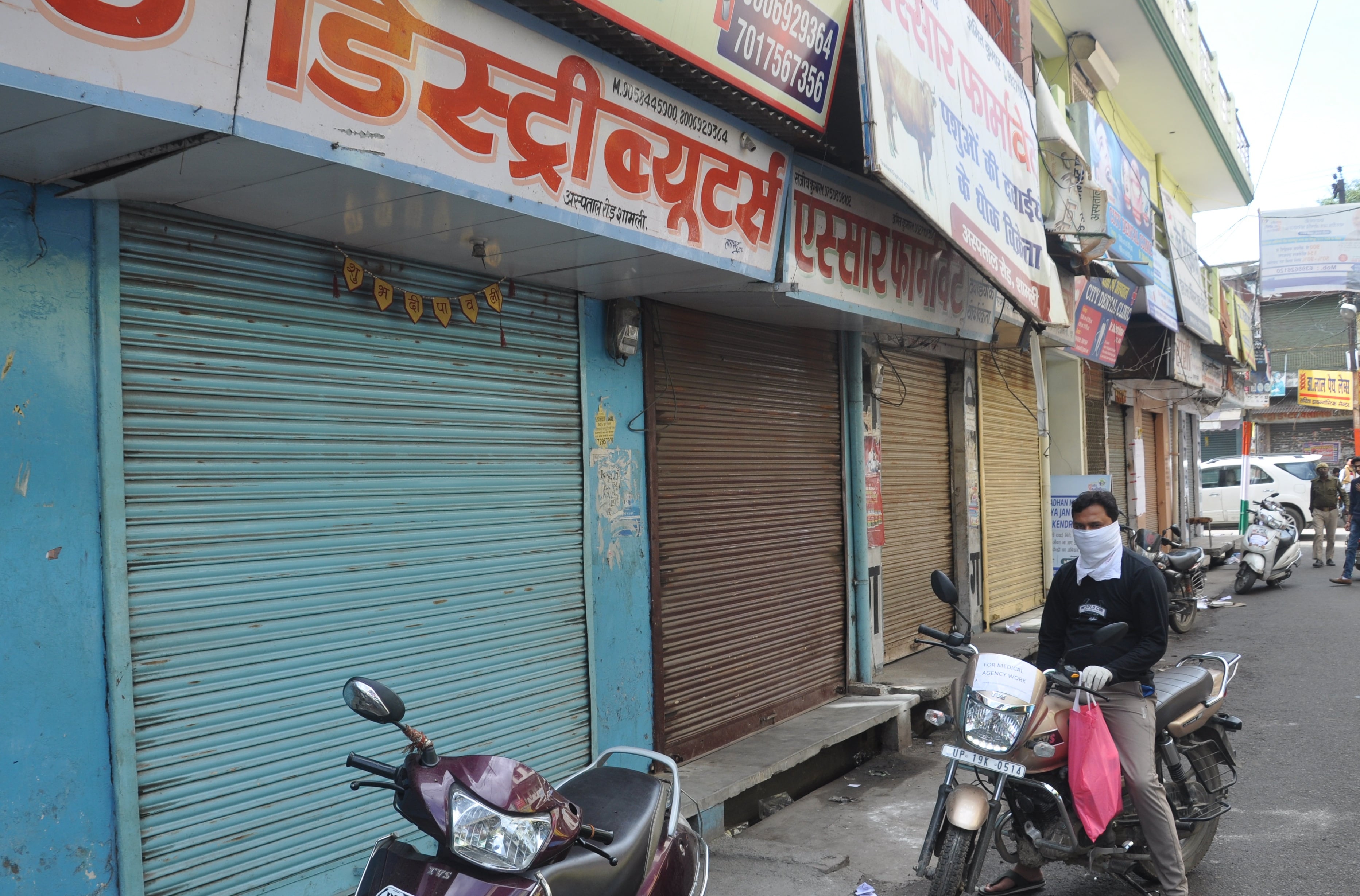 शामली में बंद पडे मैडिकल स्टोर