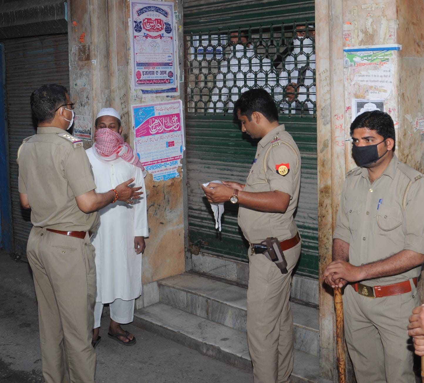 शामली जमा मस्जिद के इमाम से वार्ता करते पुलिसकर्मी शामली जमा मस्जिद के इमाम से वार्ता करते पुलिसकर्मी