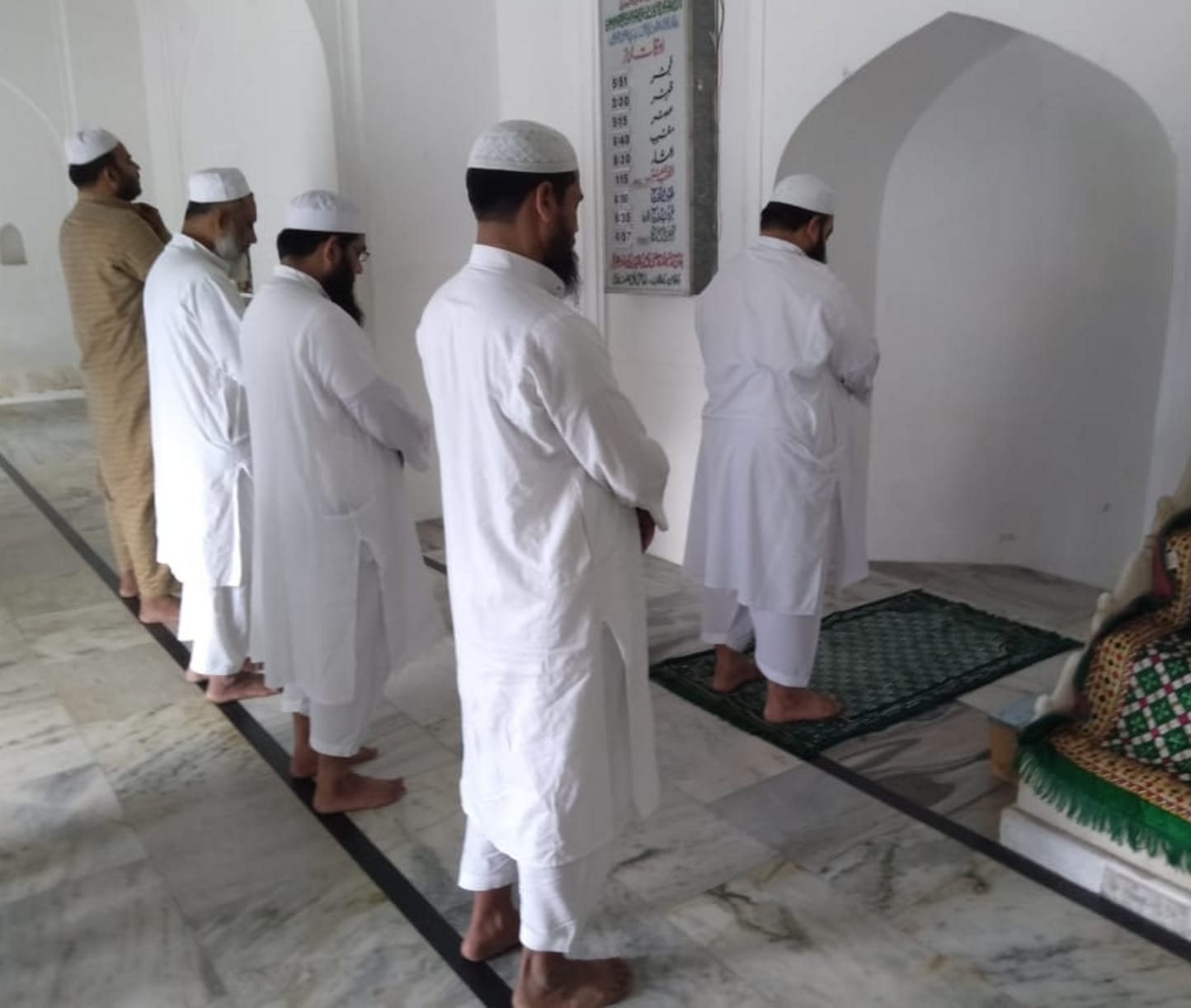 कांधला मस्जिद में नमाज पढते मुस्लिम समाज के लोग कांधला मस्जिद में नमाज पढते मुस्लिम समाज के लोग