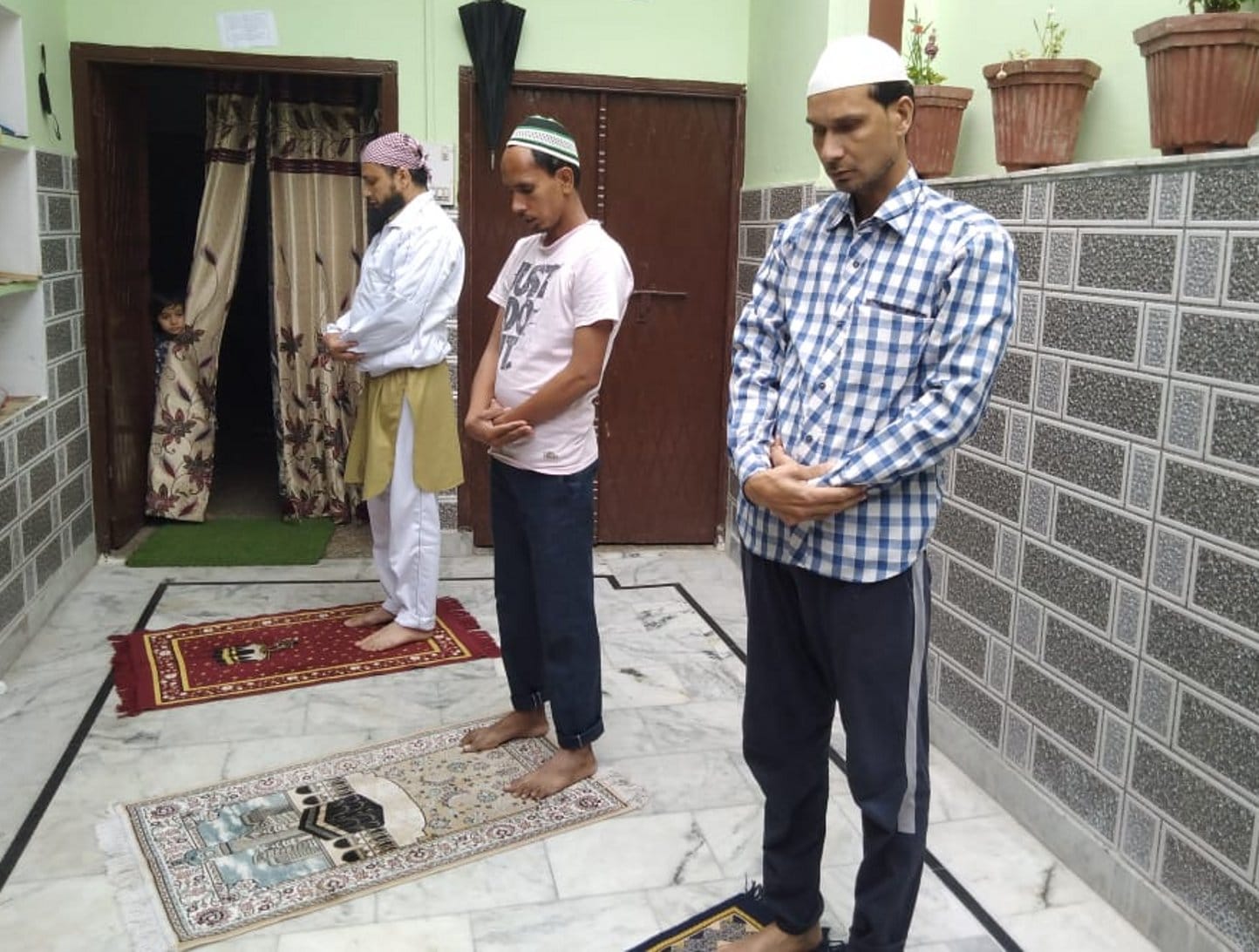 कैराना घर में नमाज पढते मुस्लिम समाज के लोग कैराना घर में नमाज पढते मुस्लिम समाज के लोग