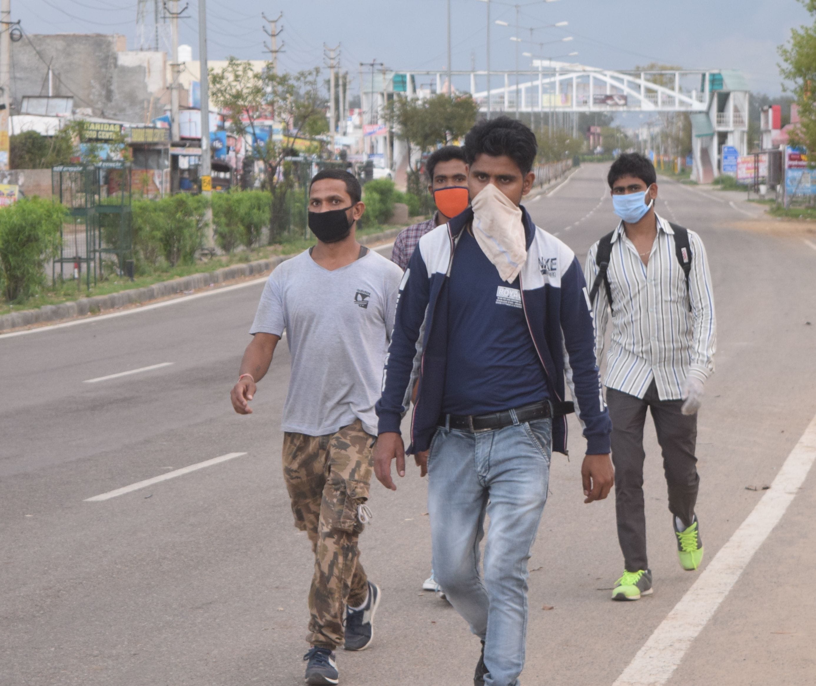 लॉक डाउन में हिसार रोड स्थित नट बोल्ट की फैक्ट्री बंद हाने पर शुक्रवार को काम करने वाले  कर्मचारी?