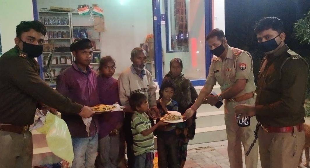 रामपुर मनिहारान में भूखे प्यासे परिवार को खाना देती पुलिस। रामपुर मनिहारान में भूखे प्यासे परिवार को खाना देती पुलिस।