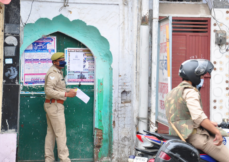सहारनुपर में लॉकडाउन के चलते मस्जिदो के गेट पर नोटिश चस्पा करते पुलिस कर्मी सहारनुपर में लॉकडाउन के चलते मस्जिदो के गेट पर नोटिश चस्पा करते पुलिस कर्मी