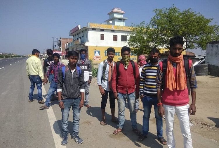 Lockdown Migrant Worker Labourers Walking Home To Up Bihar In Varanasi -  कोरोना वायरस: लॉकडाउन होने से पैदल घर जा रहे मजदूर पहुंचे वाराणसी, कोई  बिहार का तो कई काशी के आसपास