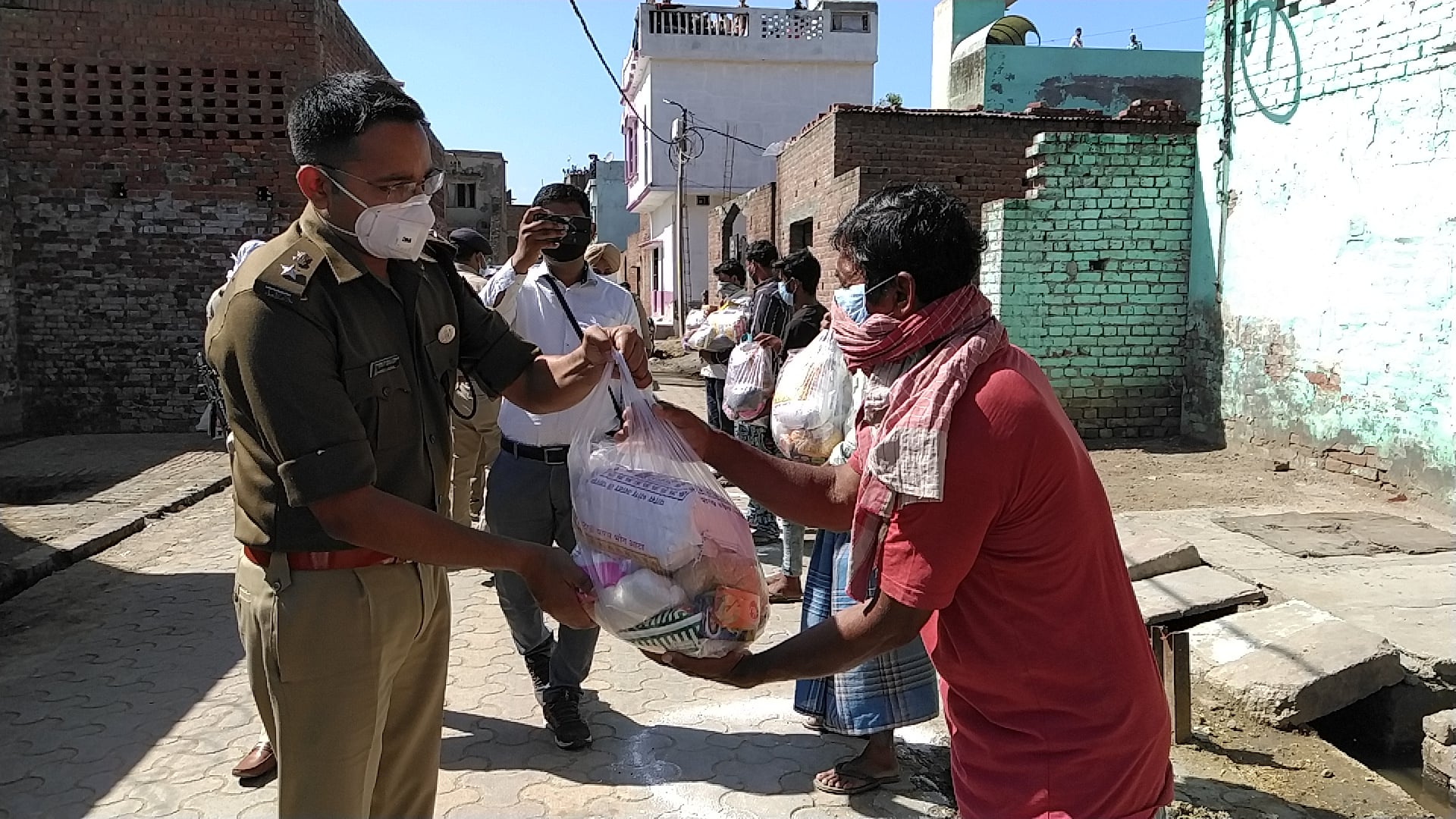 कैराना में बिहार के मजदूरों को खाने के पैकेट देते एसपी। कैराना में बिहार के मजदूरों को खाने के पैकेट देते एसपी।