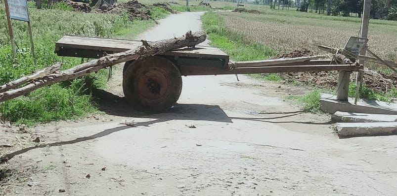 झिंझाना के गांव डोकपुरा मे ग्रामीणों ने रास्ते किए बंद। झिंझाना के गांव डोकपुरा मे ग्रामीणों ने रास्ते किए बंद।