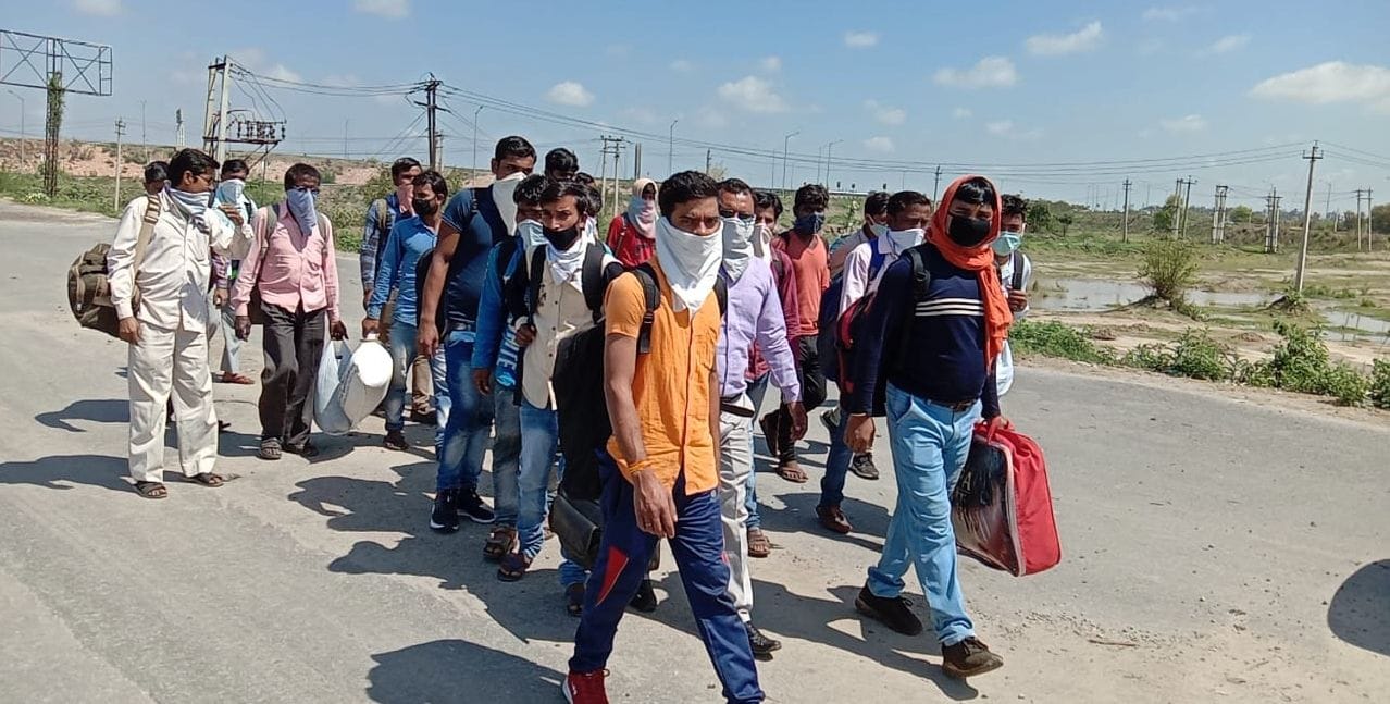 केएमपी के रास्ते यूपी की तरफ जाते मजदूर।