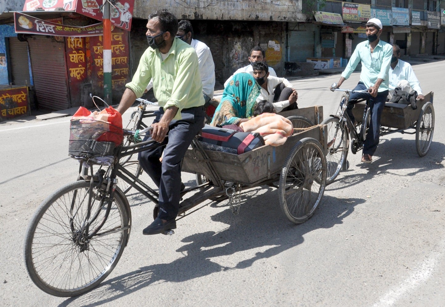 शामली में रेहडे़ से हरियाणा से अपने घर लौटते लोग। शामली में रेहडे़ से हरियाणा से अपने घर लौटते लोग।