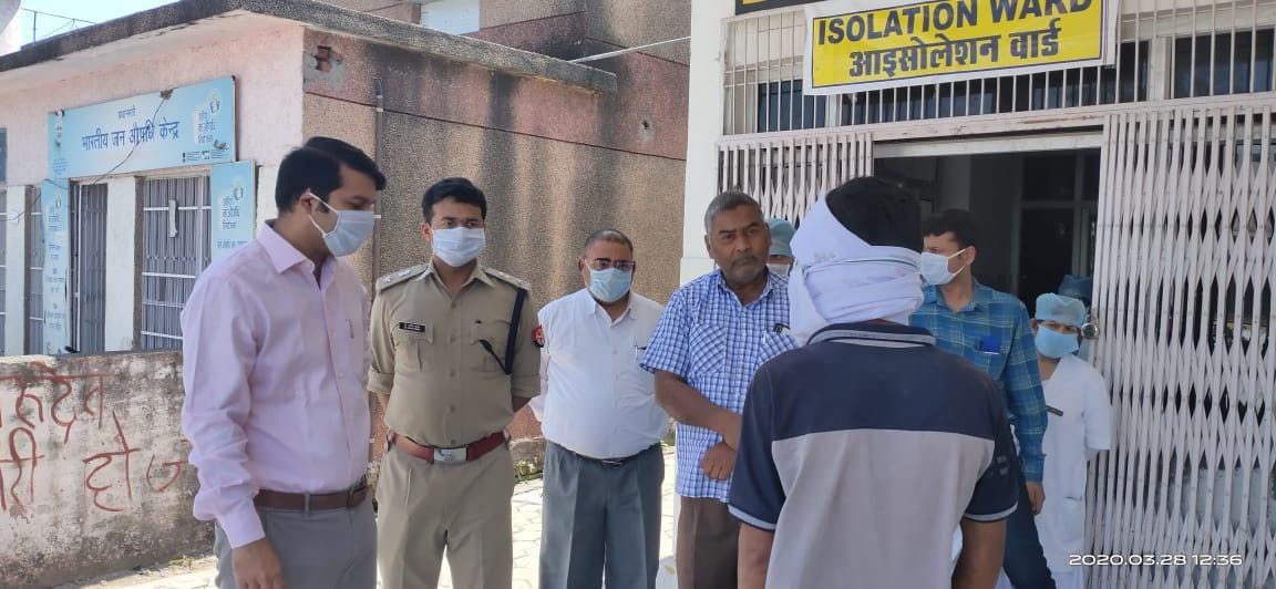 जिला अस्पताल में आइसोलेशन वार्ड में मरीजों से पूछताछ करते डीएम मन्नान अख्तर एसपी सतीश कुमार