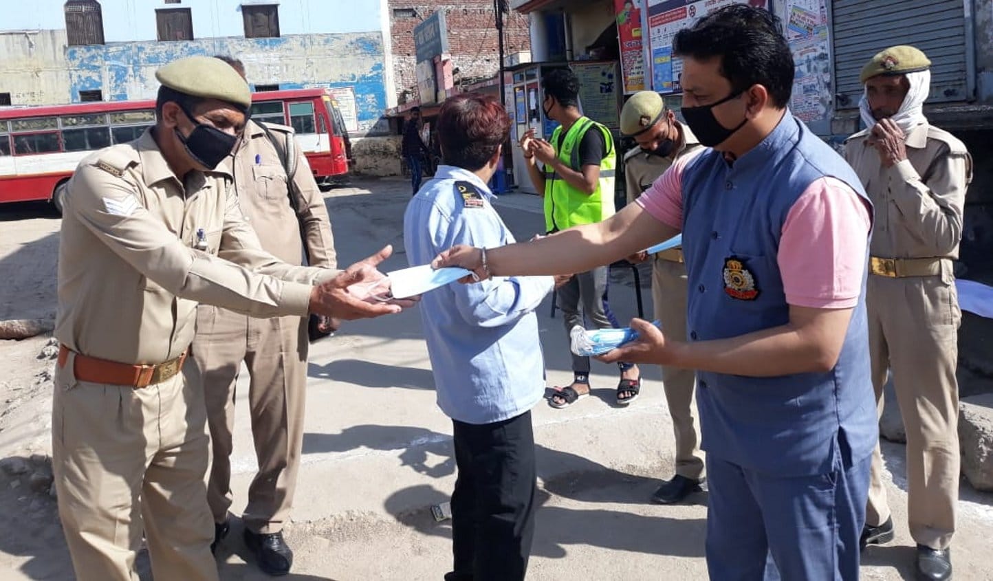 शामली रोडवेज बस अड्डे पर सैनिटाईजर से हाथ साफ करवाते लायंस क्लब के सदस्य।