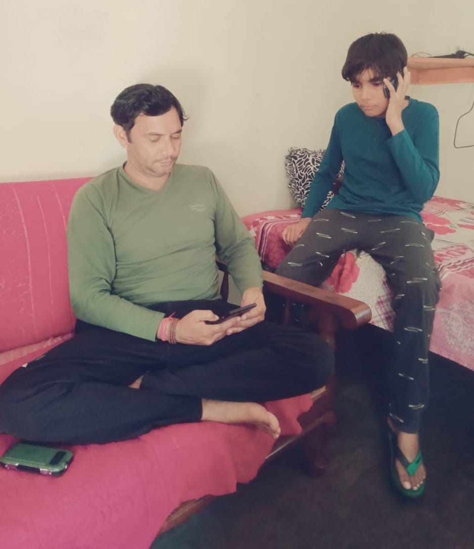 शामली क्षेत्र के गांव कुडाना में मोबाइल में व्यस्त कुलदीप शामली क्षेत्र के गांव कुडाना में मोबाइल में व्यस्त कुलदीप