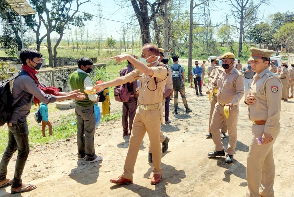 मंडावर यूपी उत्तराखंड की सीमा पर बनी पुलिस चौकी पर बाहर से आ रहे श्रमिको को फल वितरित करते एस पी सि मंडावर यूपी उत्तराखंड की सीमा पर बनी पुलिस चौकी पर बाहर से आ रहे श्रमिको को फल वितरित करते एस पी सि