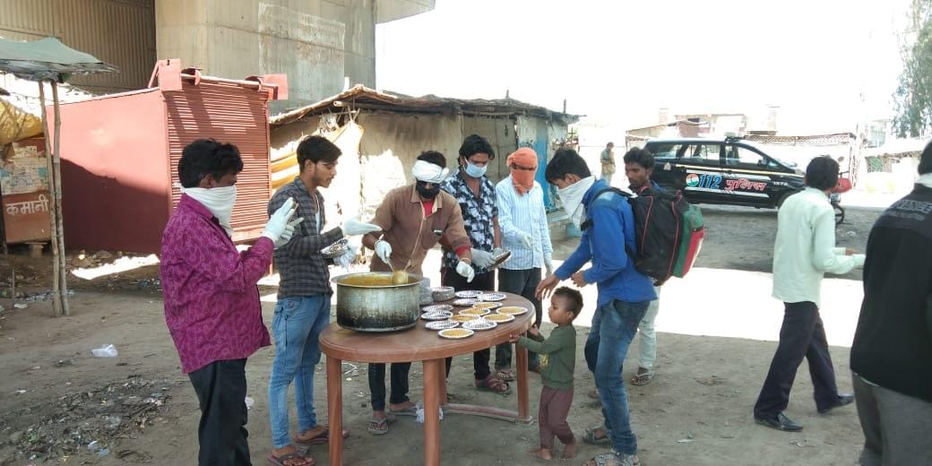 राठ रोड स्थित बाहर से आए लोगों को भोजन वितरित कर आते समाजसेवी राठ रोड स्थित बाहर से आए लोगों को भोजन वितरित कर आते समाजसेवी