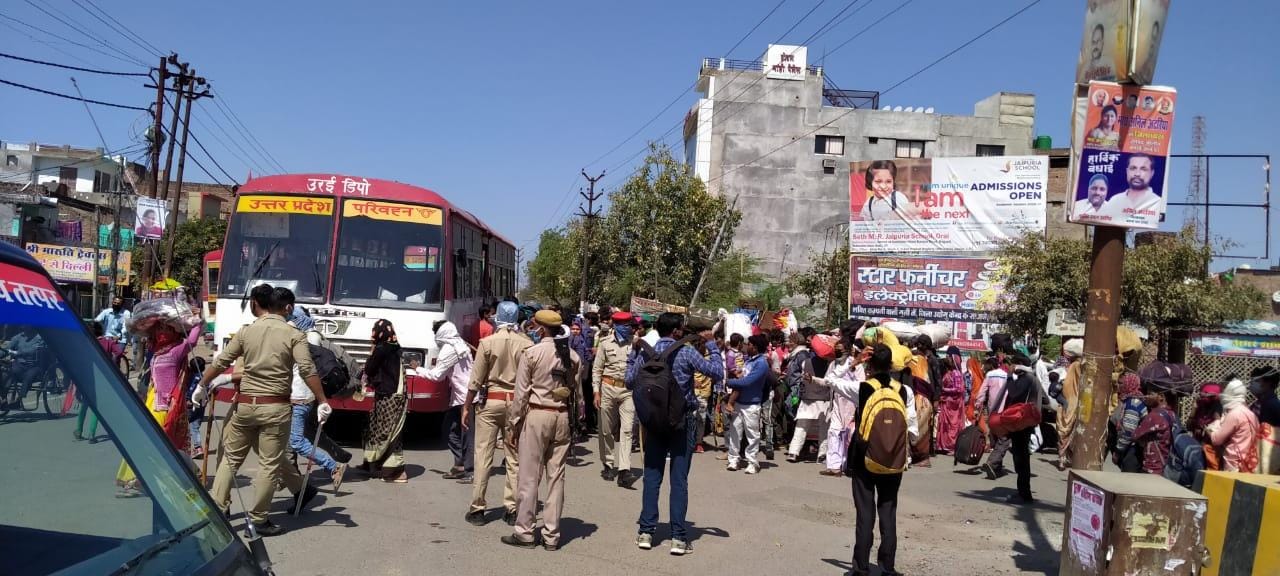 शहर के कोंच बस स्टैंड पर बाहर से आए लोगों को बस के पास लगी भीड़ शहर के कोंच बस स्टैंड पर बाहर से आए लोगों को बस के पास लगी भीड़