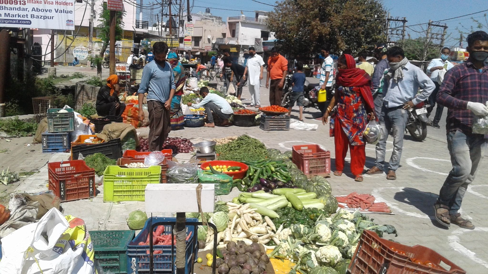 बाजपुर बेरिया दौलत रोड पर लगा सब्जी बाजार