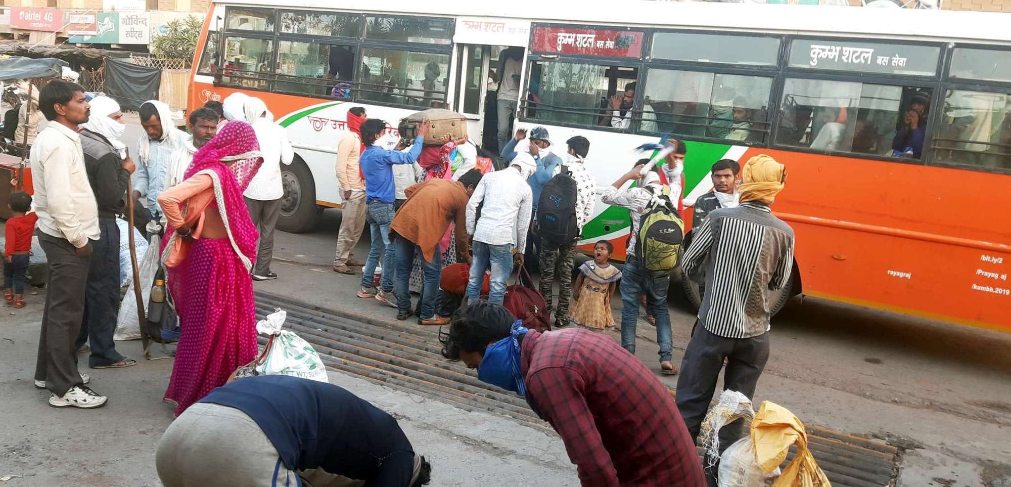 रोडवेज बस स्टैंड में बस से उतरते श्रमिक रोडवेज बस स्टैंड में बस से उतरते श्रमिक