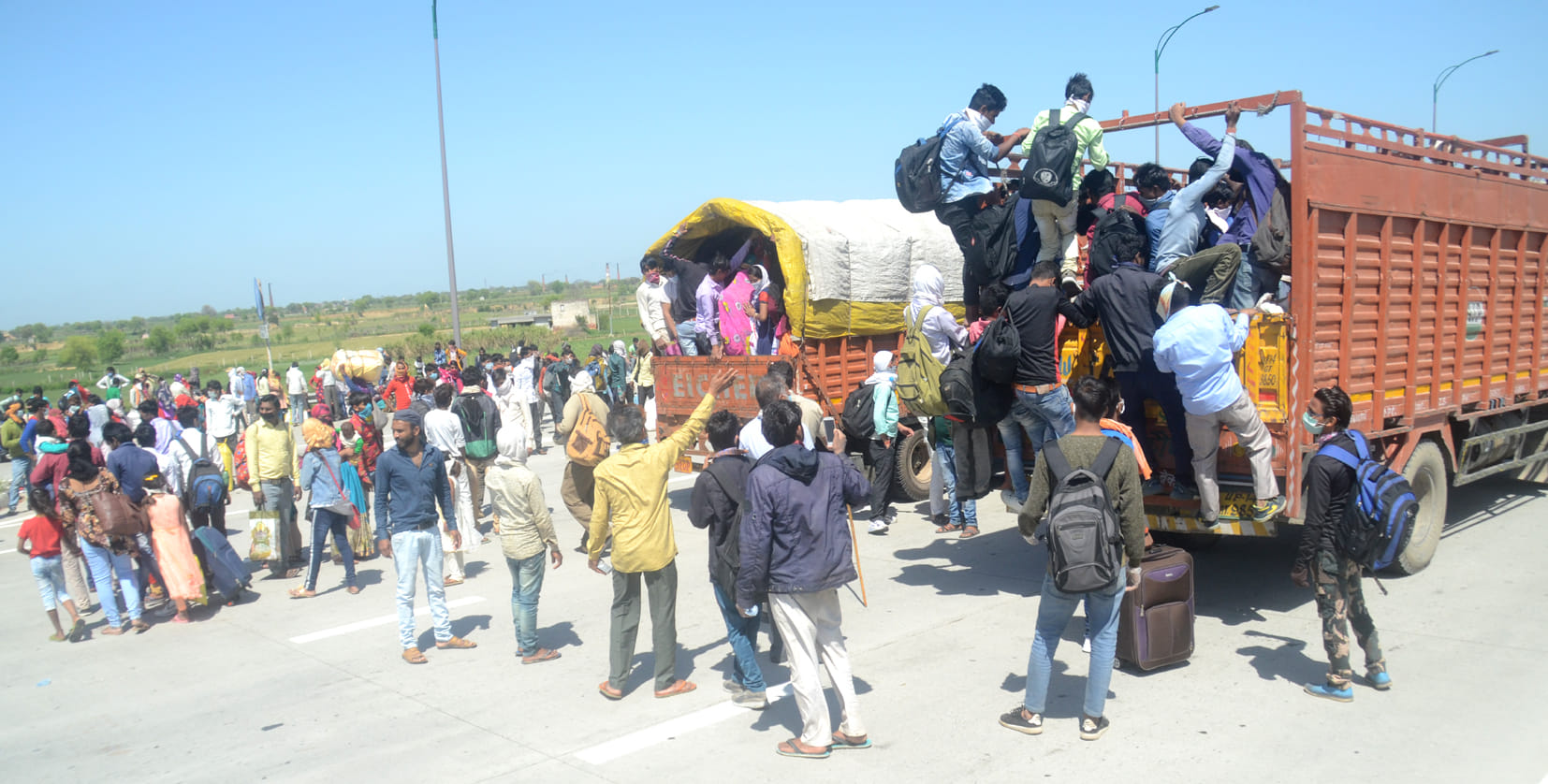 बागपत के ईस्टर्न पेरीफेरल एक्सप्रेस-वे पर वाहन से जाते मजदूर।