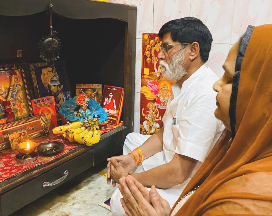 देवबंद की गांधी कालोनी में मां दुर्गा के पांचवे स्वरूप स्कंदमाता की पूजा अर्चना करते श्रद्धालु देवबंद की गांधी कालोनी में मां दुर्गा के पांचवे स्वरूप स्कंदमाता की पूजा अर्चना करते श्रद्धालु