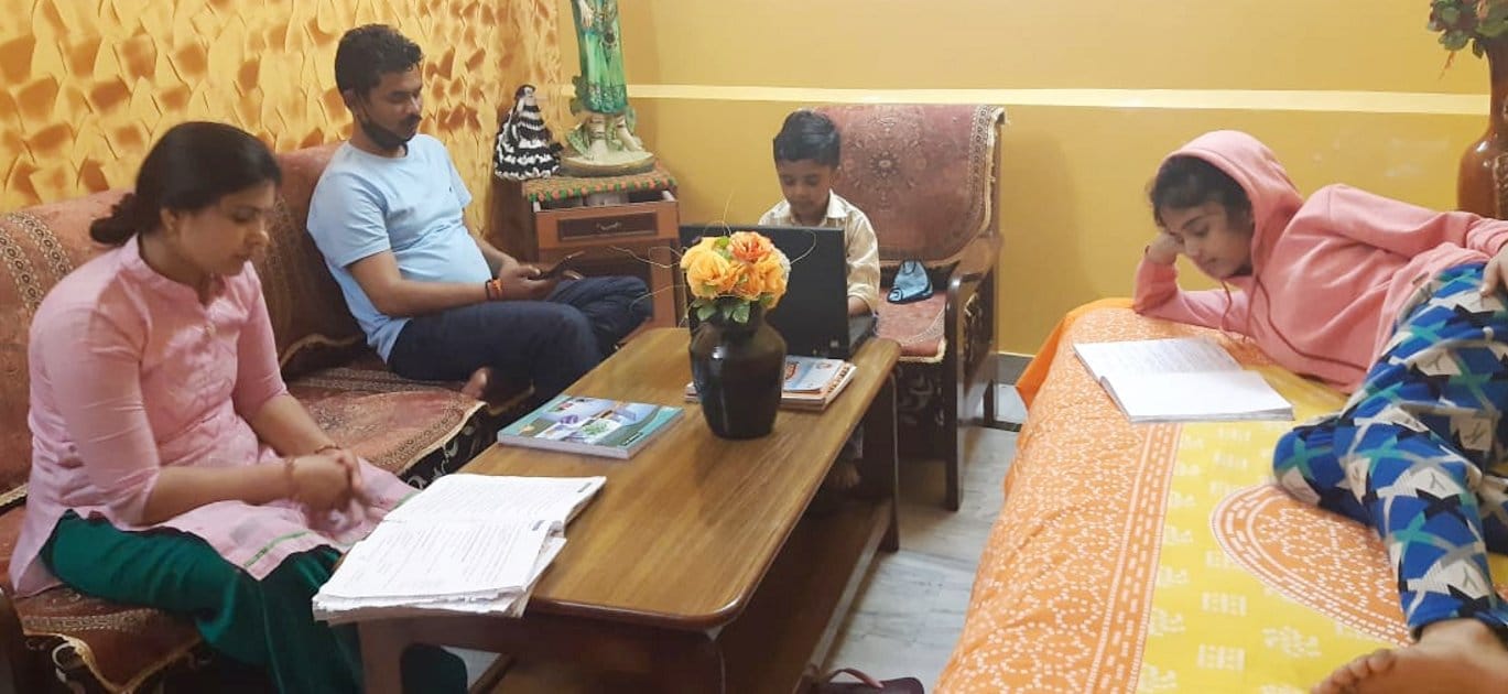बड़ौत में लॉकडाउन के दौरान बच्चों को पढ़ाते परिजन। बड़ौत में लॉकडाउन के दौरान बच्चों को पढ़ाते परिजन।