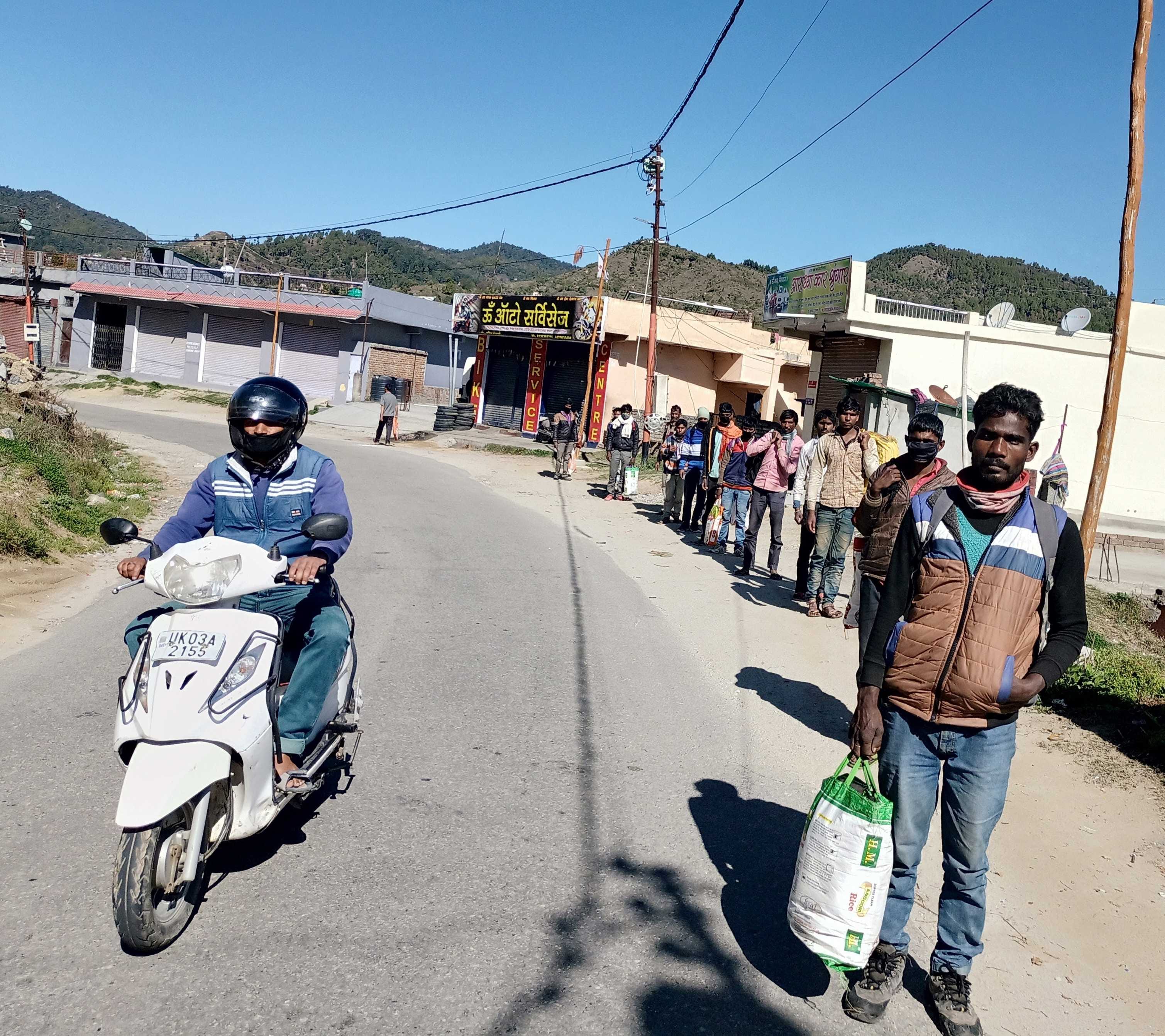 पिथौरागढ़ से पैदल चंपावत आते उत्तर प्रदेश के मजदूर। पिथौरागढ़ से पैदल चंपावत आते उत्तर प्रदेश के मजदूर।