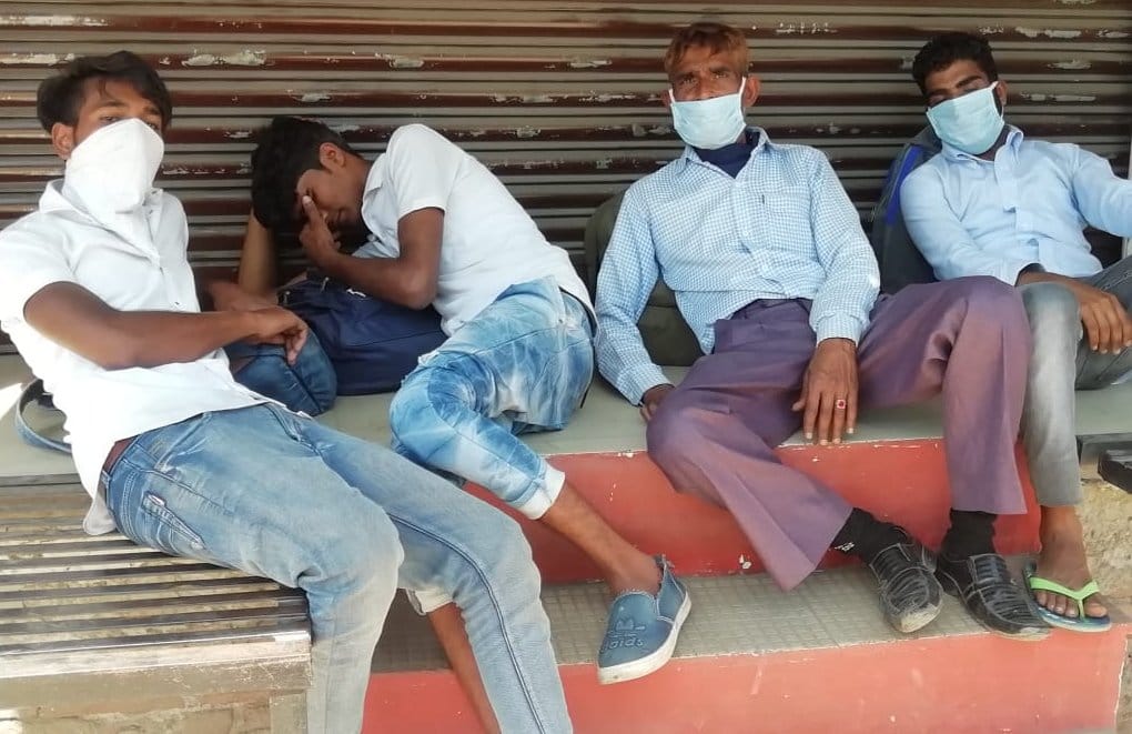 शामली में चबुतरे पर लेटे हूये युवक शामली में चबुतरे पर लेटे हूये युवक