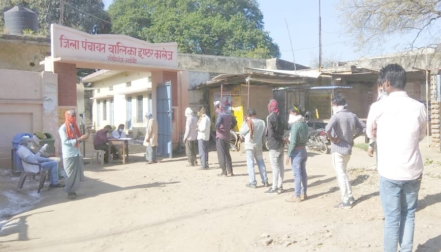 जिला पंचायत बालिका इंटर कॉलेज गोपीगंज में गेट पर स्क्रनिंग कराने के लिए लाइन में खड़े दूसरे प्रा?