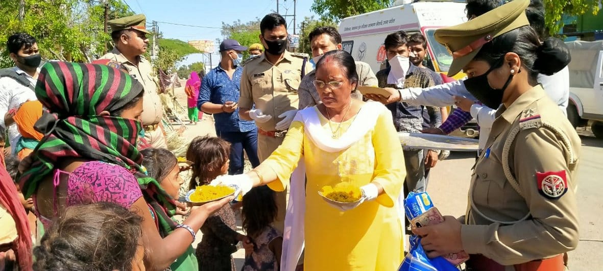 छपरौली चुंगी पर मजदूरों को खाना वितरित करतीं डीएम शकुंतला गौतम व एसपी प्रताप गोपेन्द्र यादव। छपरौली चुंगी पर मजदूरों को खाना वितरित करतीं डीएम शकुंतला गौतम व एसपी प्रताप गोपेन्द्र यादव।