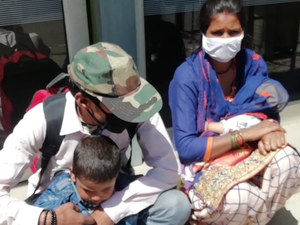 शामली में थक कर महिला के साथ बैठा युवक शामली में थक कर महिला के साथ बैठा युवक