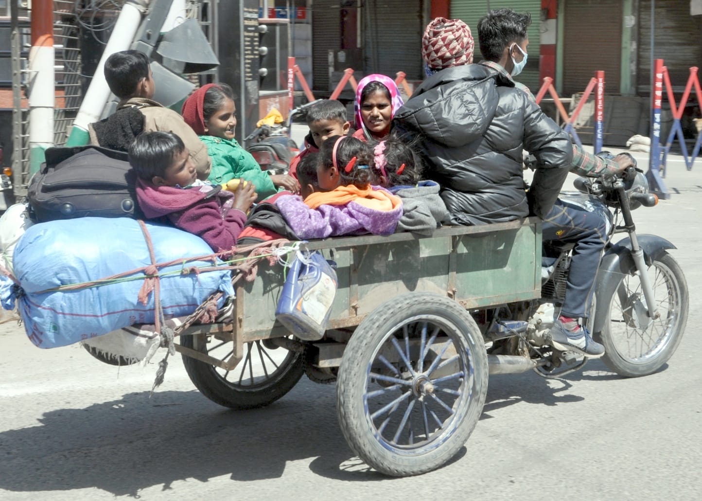 शामली जुगाड वाहन से परिवार को लेकर गुजरता युवक शामली जुगाड वाहन से परिवार को लेकर गुजरता युवक