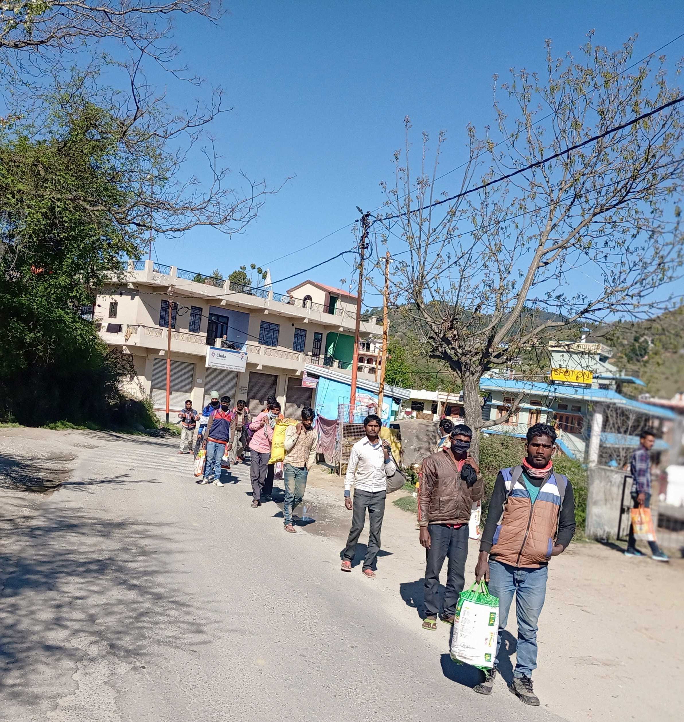 पिथौरागढ़ से दो दिन से चलकर चंपावत पहुंचे उप्र के मजदूर। पिथौरागढ़ से दो दिन से चलकर चंपावत पहुंचे उप्र के मजदूर।
