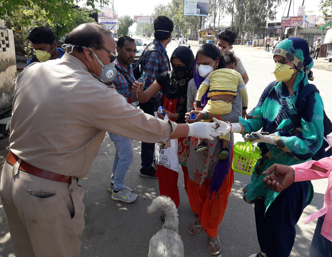 दिल्ली सहारनपुर हाईवे से गुजरने वाले लोगो को पान एवं खाद्य सामग्री वितरित करती पाठशाला चौकी पुल? दिल्ली सहारनपुर हाईवे से गुजरने वाले लोगो को पान एवं खाद्य सामग्री वितरित करती पाठशाला चौकी पुल?