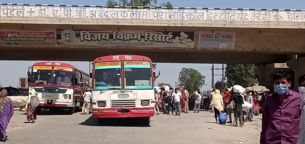 राठ रोड ओवर ब्रिज पर यात्रियों को ले जाने के लिए खड़ी रोडवेज बस राठ रोड ओवर ब्रिज पर यात्रियों को ले जाने के लिए खड़ी रोडवेज बस