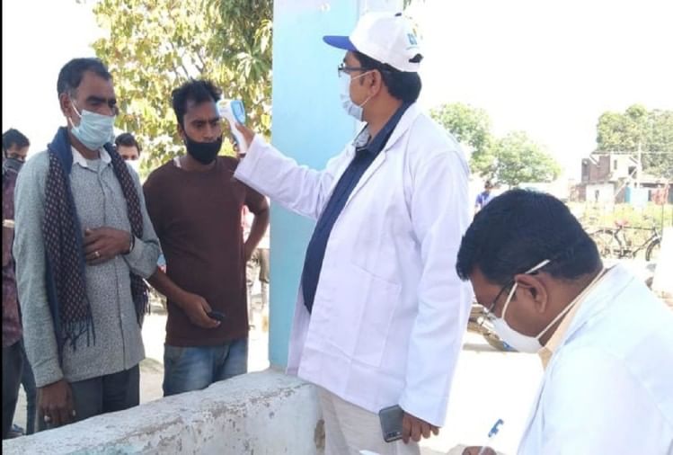 युवकों के स्वास्थ्य का परीक्षण करते चिकित्सक