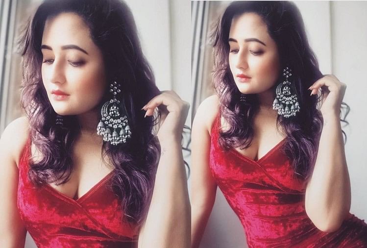 Bigg Boss Contestant Rashmi Desai Share Her Photos In Red Hot Velvet Dress  And Perfect Makeup - रश्मि देसाई घर बैठे कर रहीं ये काम, तस्वीरें देख आप भी  हो जाएंगे फैन -