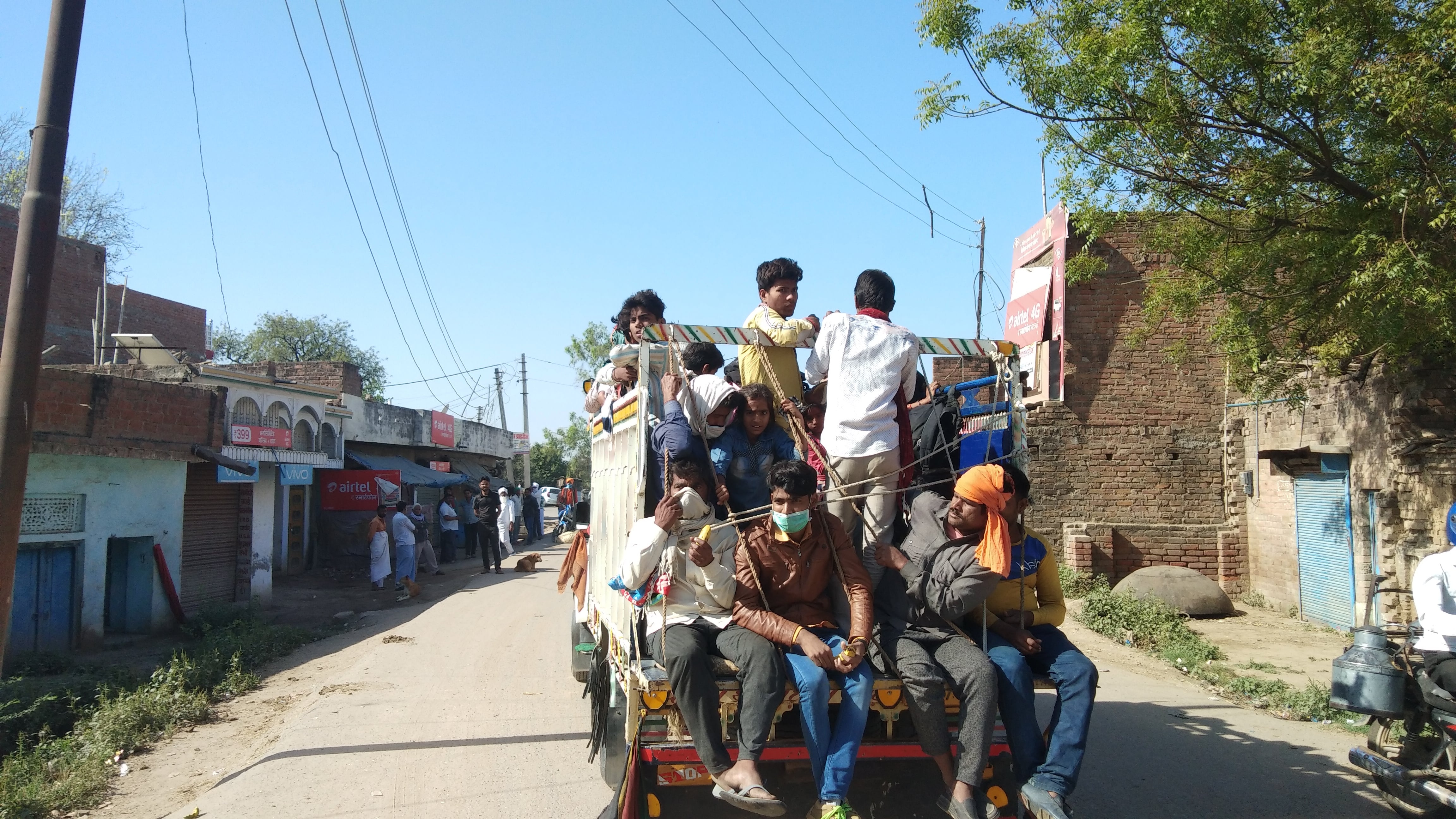 पिकअप गाड़ी में भरकर बांदा जाते लोग पिकअप गाड़ी में भरकर बांदा जाते लोग