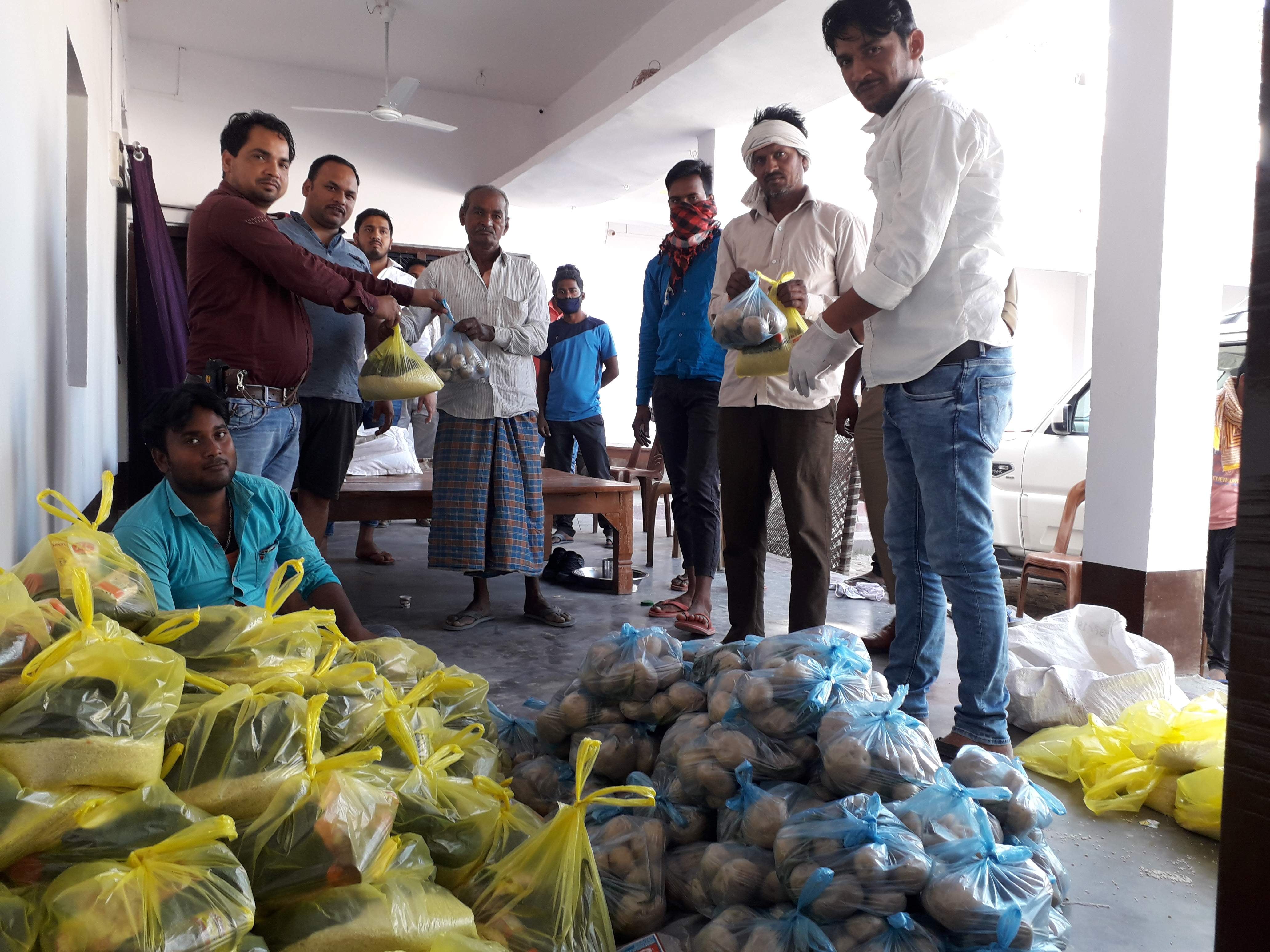 हरैया ब्लाक के बघावर गांव में जरूरतमंदों को राहत देते प्रधान प्रतिनिधि प्रवीण सिह राठोर। हरैया ब्लाक के बघावर गांव में जरूरतमंदों को राहत देते प्रधान प्रतिनिधि प्रवीण सिह राठोर।